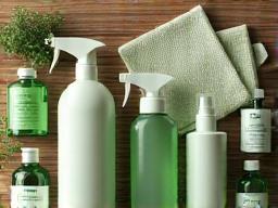 Produits de nettoyage écologiques sur une table
